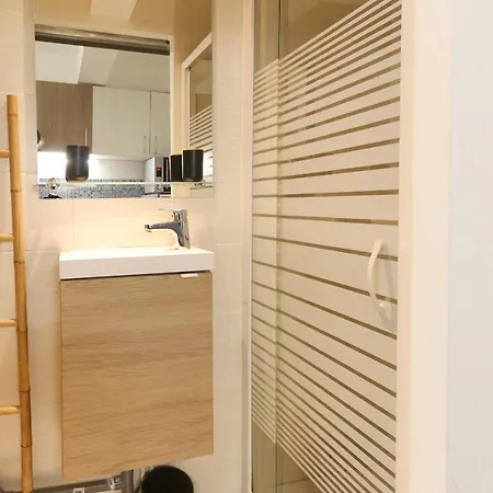 Apartment Small And Functional Studio In A Charming - Benakey *
